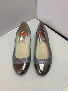 Michael Kors Silver Metallic Cap-Toed Ballet Flats,glitter and shine. Sz 9 1/2M